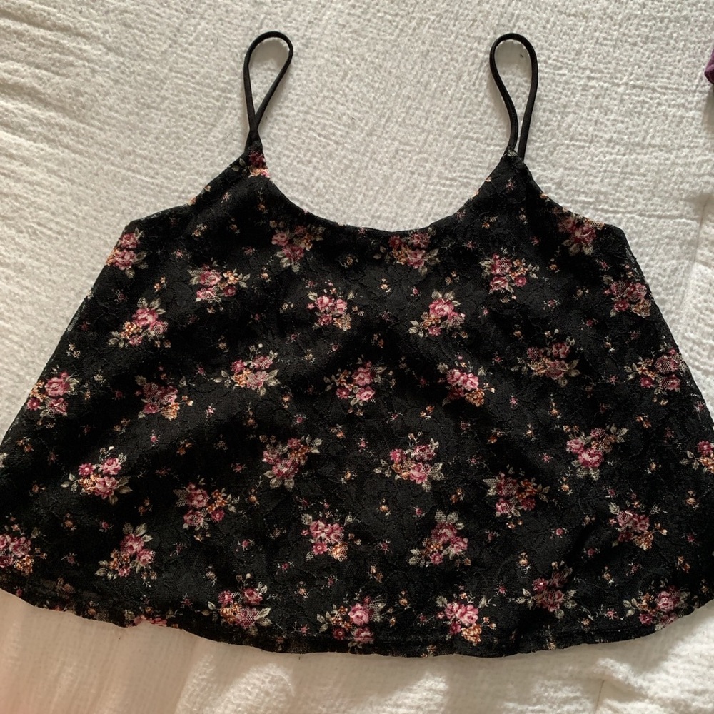 Adorable floral spaghetti strap & shear/lace back crop tank 💫 - Picture 4 of 5
